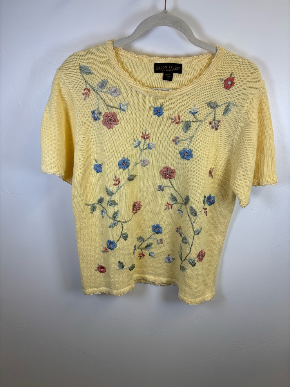 SALON STUDIO TOP KNIT & EMBROIDERED WOMEN MEDIUM
BUTTERCUP COLOR  & MULTI FLORAL